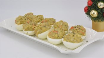 Huevos rellenos de guacamole y marisco Algo diferente para paladares exquisitos