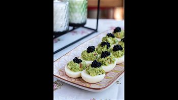 Huevos rellenos de guacamole