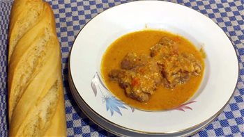 MANOS DE CERDO EN SALSA DE ALMENDRAS