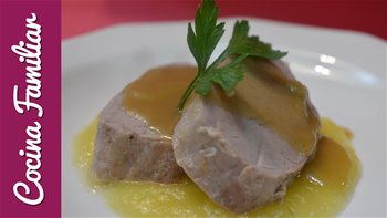 Solomillo de cerdo a la sal con puré de manzana.