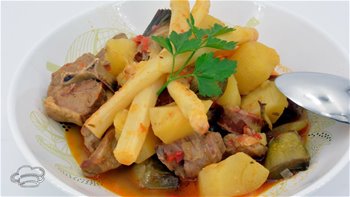 Rancho de patatas con carne y verduras para comer con amigos
