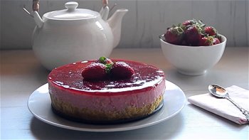 Tarta de yogur y fresas sin horno, sin lactosa y sin huevo