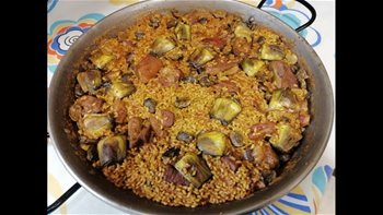 Arroz seco con costillas de cerdo, habas y alcachofas, al estilo de Mariaje