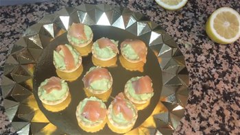 Canapés de aguacate para Navidad