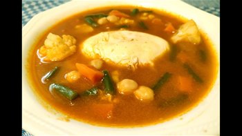 Cómo hacer sopa de verduras, con garbanzos y huevo, al estilo de Mariaje