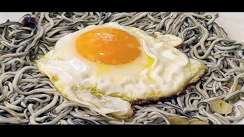 Gulas con huevo frito, al estilo de Mariaje