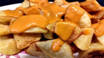 Patatas bravas, con salsa casera, al estilo de Mariaje