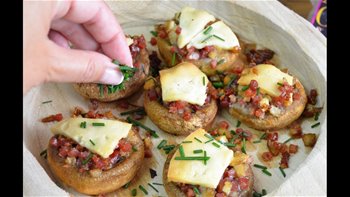 CHAMPIÑONES RELLENOS DE JAMON SERRANO Y QUESO AÑEJO (SIN LACTOSA)