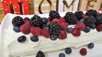 TRONCO DE NAVIDAD DE NATA Y FRUTOS ROJOS / RECETA FACIL Y RAPIDA