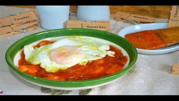 RECETA DE LANGOSTINOS CON TOMATE, CEBOLLA Y PIMIENTO ACOMPAÑADO DE HUEVOS FRITOS