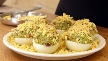 Huevos rellenos de aguacate receta de huevo ?