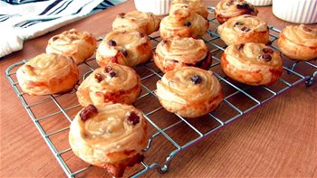 CARACOLAS DE HOJALDRE CON CREMA PASTELERA