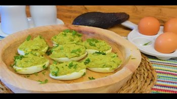 HUEVOS RELLENOS DE AGUACATE