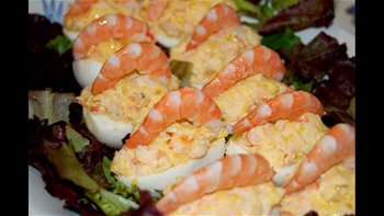 Cómo hacer huevos rellenos de langostinos, al estilo de Mariaje