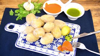 PAPAS ARRUGADAS CON MOJO ROJO Y VERDE / WRINKLED POTATOES WITH RED AND GREEN MOJO / CROCKPOT