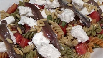 Cómo hacer ensalada de pasta con anchoas y piñones, al estilo de Mariaje
