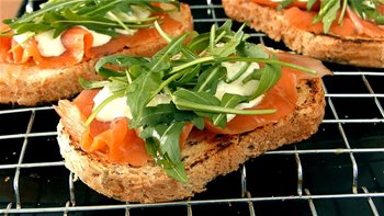 Tostas de Salmón Ahumado (Recetas con Salmón)