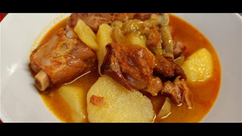 COSTILLAS CON PATATAS