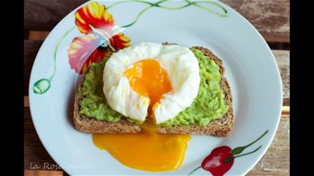 Tosta ?? integral de guacamole ?? con huevo ?? poché
