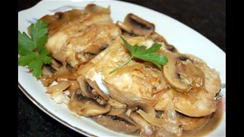 Cómo hacer merluza con champiñones, al estilo de Mariaje