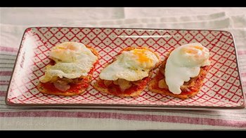 Montaditos de sobrasada, cebolla ?? caramelizada y huevo ?? de codorniz
