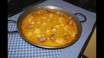 Fideuá de costillas de cerdo y coliflor, al estilo de Mariaje