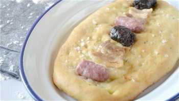 Coca de embutido típica valenciana