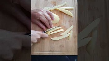 COMO HACER UNAS RICAS PATATAS FRITAS (CRUJIENTES POR FUERA Y BLANDITAS POR DENTRO) #shorts