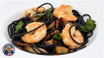 Espaguetis negros con tocino y langostinos - espaguetis con langostinos - gastronomia